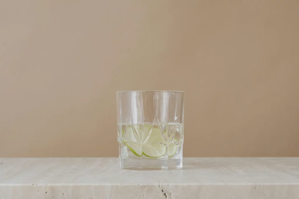 Glas Wasser mit frischen Limettenscheiben