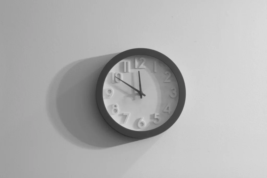 Uhr zeigt 12-Stunden-Nachtfasten von 19 bis 7 Uhr für GLP-1-Therapie